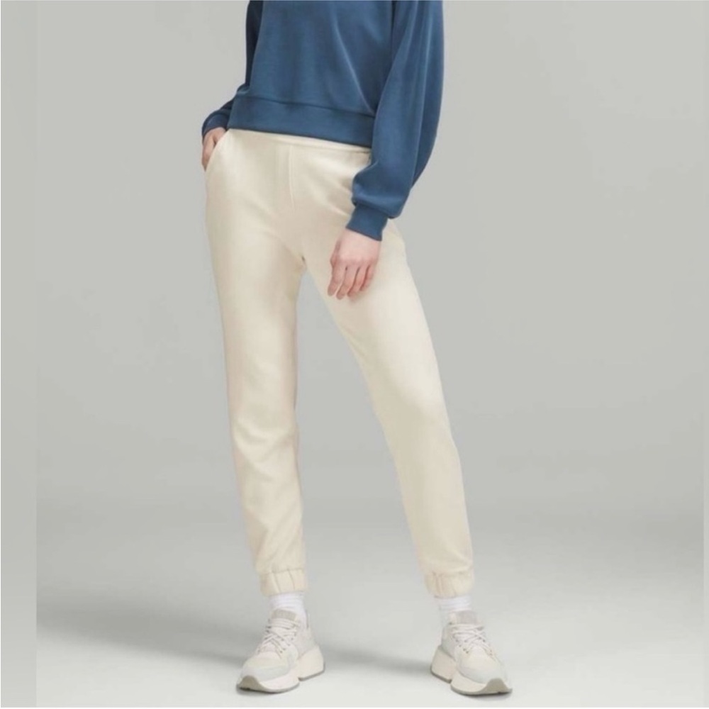 Lululemon Softstreme Cream Ivory Flat Front Relaxed High Rise Pant Size 6